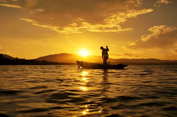 Silhouette Eines Fischers Wirft Fischernetz Thailand — Stockfoto