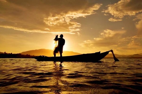 Silhueta Pescador Jogando Rede Pesca Tailândia — Fotografia de Stock