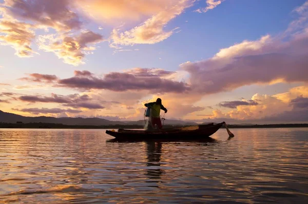 Tayland Balık Ağı Atan Balıkçı Silueti — Stok fotoğraf