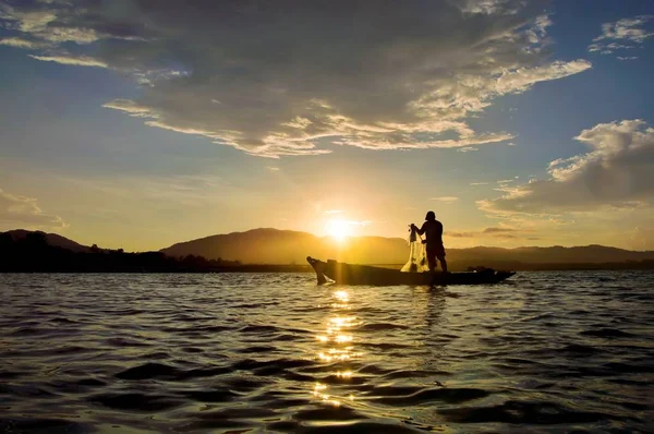 Silhueta Pescador Jogando Rede Pesca Tailândia — Fotografia de Stock