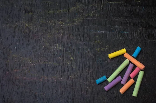 Backbroad çok renkli tebeşir eğitim arka planı için