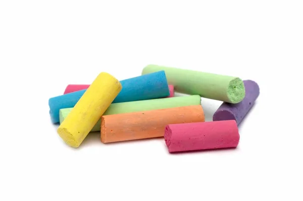 Çok renkli tebeşir beyaz arka plan üzerinde Kapat