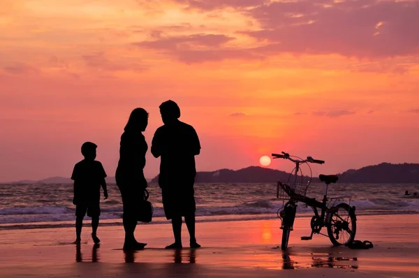 Família Feliz Praia Pôr Sol — Fotografia de Stock