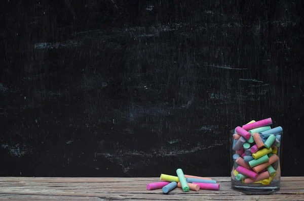 Çok renkli tebeşir eğitim arka plan için sedye ile ahşap