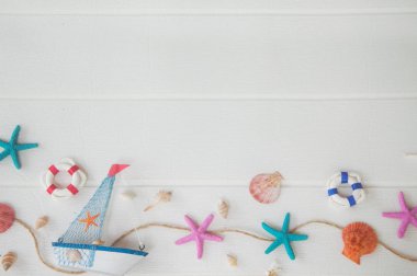 Üstten görünüm beyaz zemin üzerine deniz dekorasyon. Deniz kavramı.