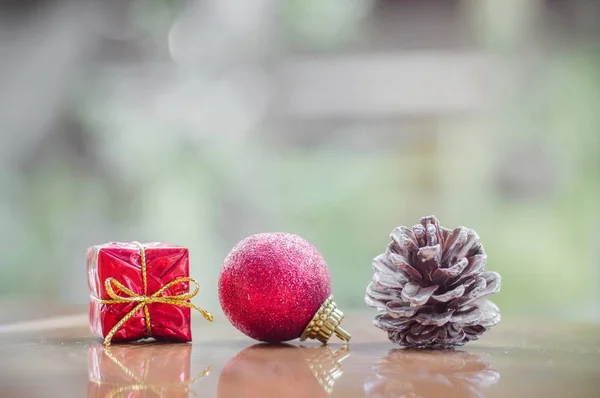 Κόκκινο Δώρο Πλαίσιο Κόκκινο Μπάλα Και Πεύκο Κώνος Για Χριστουγεννιάτικη — Φωτογραφία Αρχείου