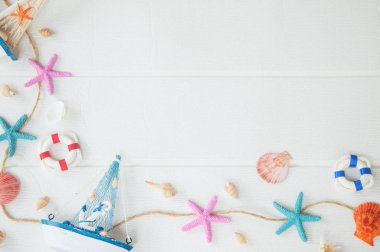 Üstten görünüm beyaz zemin üzerine deniz dekorasyon. Deniz kavramı.