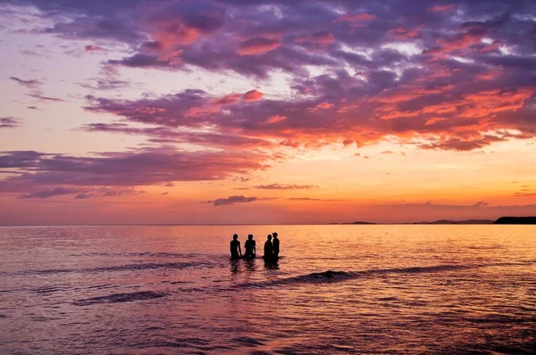 Silhouette Von Menschen Die Meer Mit Dramatischem Sonnenuntergang Spielen — Stockfoto