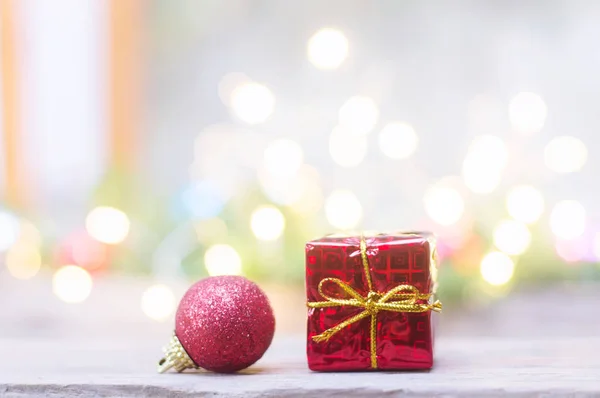 Közelkép Piros Golyó Piros Ajándék Doboz Karácsony Vagy Újévi Dekoráció — Stock Fotó
