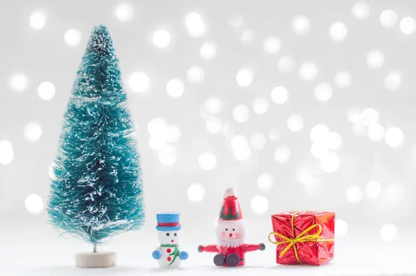 Vánoční Stromek Santa Claus Sněhulák Panenku Červené Krabičky Lesklou Světlo — Stock fotografie