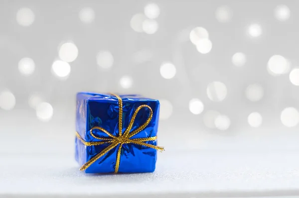 Modrá Dárková Krabice Lesklou Světlo Pro Vánoční Dekorace Pozadí — Stock fotografie