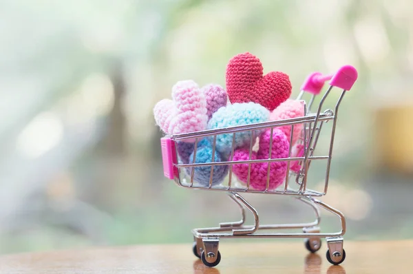Sevgililer günü ya da düğün konsepti için kalp şeklinde bir alışveriş arabası.