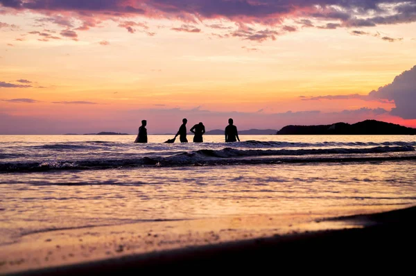 Silueta Gente Jugando Mar Con Cielo Espectacular Atardecer — Foto de Stock