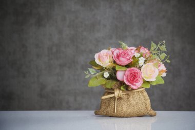 Plastik çiçek kadar yakın ve yağlı boya ile işleme