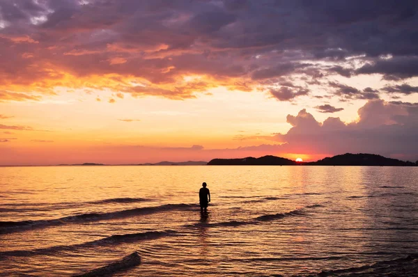 Silhouette Von Menschen Die Meer Mit Dramatischem Sonnenuntergang Spielen — Stockfoto