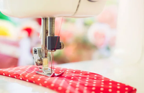 Primer Plano Máquina Coser Trabajando Con Tela Roja — Foto de Stock