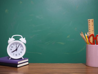 Öğrenci yaratıcı masaüstü. Hardcover kitaptaki beyaz çalar saat ve renkli kağıtlar. Metin için boşluk kopyala, okula geri dön, eğitim kavramı