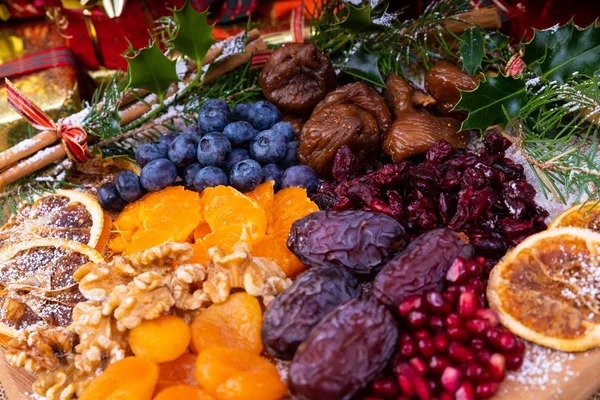 Prato Frutas Festivas Natal Prato Madeira Carregado Com Uma Seleção — Fotografia de Stock