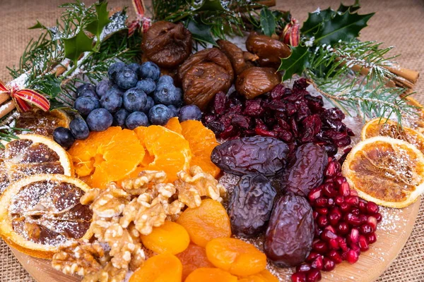 Prato Frutas Festivas Natal Prato Madeira Carregado Com Uma Seleção — Fotografia de Stock