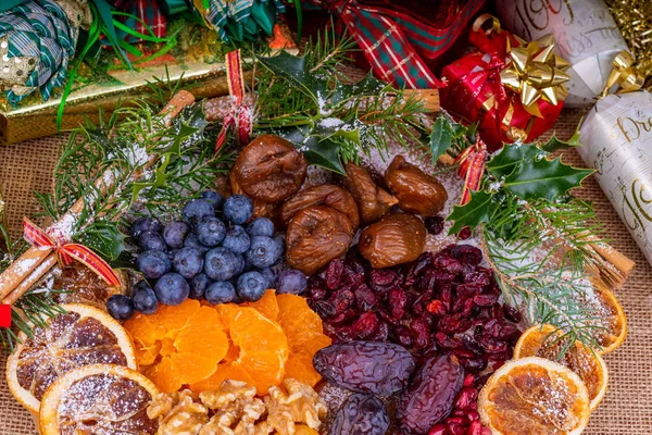 Talerz Świąteczny Bożonarodzeniowy Poczęstunek Fruits Wooden Załadowany Wyborem Świeżych Suszonych — Zdjęcie stockowe