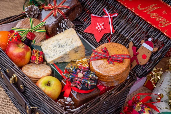 Boże Narodzenie Żywności Hamperwicker Utrudniać Ładowane Christmas Treats Owoce — Zdjęcie stockowe