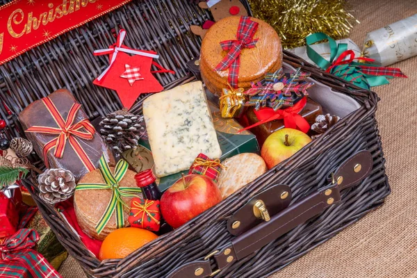 Boże Narodzenie Żywności Hamperwicker Utrudniać Ładowane Christmas Treats Owoce — Zdjęcie stockowe