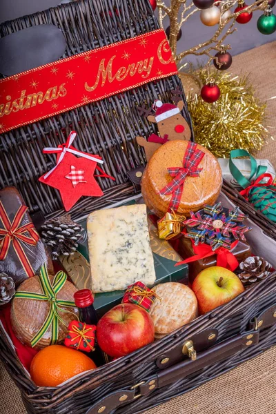 Natal Comida Hamperwicker Hamper Carregado Com Deleites Natal Frutas Imagens Royalty-Free