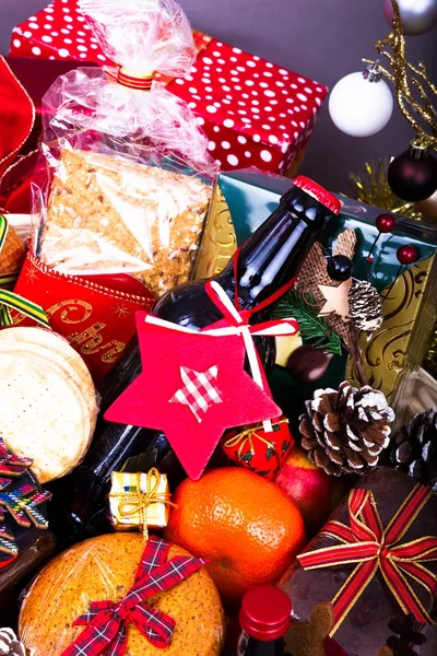 Kerst Eten Hamperwicker Belemmert Geladen Met Kerstmis Behandelt Vruchten — Stockfoto