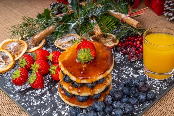 Christmas Breakfast Pancakes Stack Pancakes Blueberries Strawberries Drizzled Maple Syrup — Stock Photo, Image