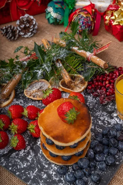 Świąteczne Śniadanie Naleśniki Skropione Stos Naleśniki Jagodami Truskawki Syropem Klonowym — Zdjęcie stockowe