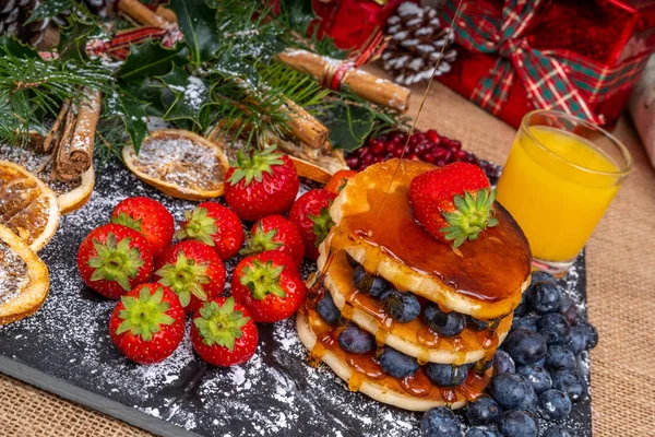 Christmas Breakfast Pancakes Stack Pancakes Blueberries Strawberries Drizzled Maple Syrup — Stock Photo, Image