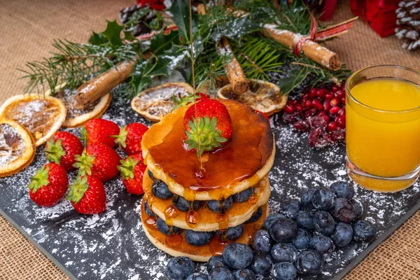 Panquecas Pequeno Almoço Natal Stack Panquecas Com Mirtilos Morangos Regados Imagem De Stock