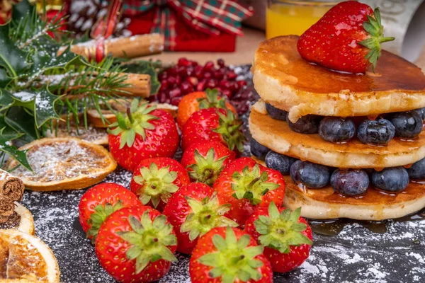 Panquecas Pequeno Almoço Natal Stack Panquecas Com Mirtilos Morangos Regados — Fotografia de Stock