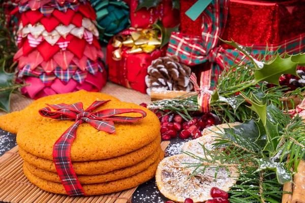 Christmas Herbatniki Presents Christmas Ciastka Dzbanek Kawy Otoczony Prezenty — Zdjęcie stockowe