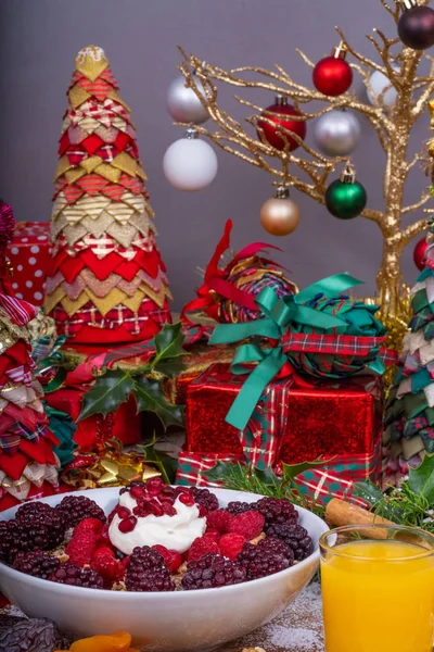 Slavnostní Snídaňové Cereálie Ovocem Yogurt Festive Misky Cereálie Čerstvým Bobule — Stock fotografie