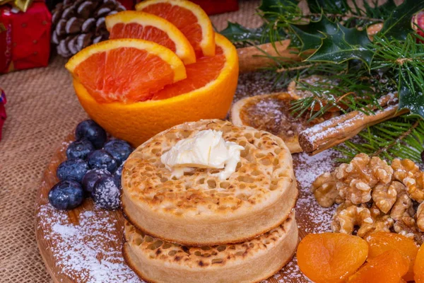 Toasted Crumpets Butter Warm Toasted Crumpets Butter Chopping Board Selection — Stock Photo, Image