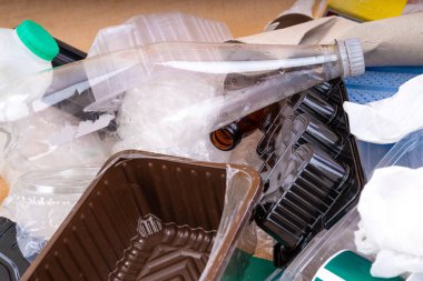 Plastik Rubbishcollection plastik ve ev çöp atılır. Bugünün dünya kirliliği sorunları vurgulayarak.