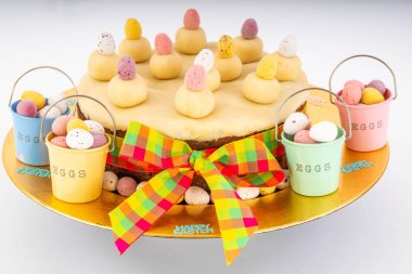 Paskalya Simnel kek. Paskalya Simnel kek badem ezmesi buzlanma ve Oniki Havariler eksi Judas temsil eden badem ezmesi onbir topları. çikolatalı mini yumurta ve civciv Easter kova ile Bankası yuvarlak.