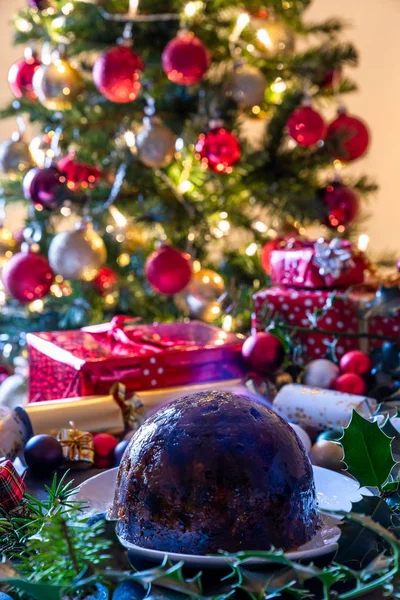 Płonący Świąteczny Pudding Świąteczny Lub Śliwkowy Pudding Brandy Przed Choinką — Zdjęcie stockowe