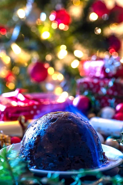 Płonący Świąteczny Pudding Świąteczny Lub Śliwkowy Pudding Brandy Przed Choinką — Zdjęcie stockowe