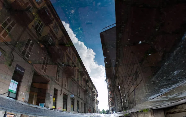 Edifícios Cidade Ruas Refletidas Poça Após Chuva — Fotografia de Stock