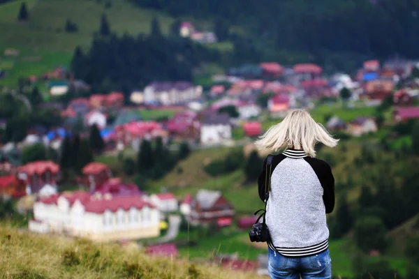 yüksek dağ yataydan izlerken kız