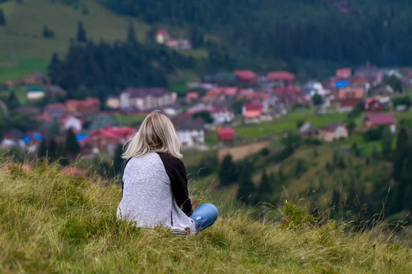 yüksek dağ yataydan izlerken kız