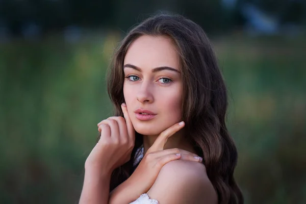 Güzel bir kızın yüzü.