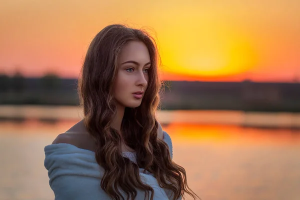 şafak güzel kızla tanışır