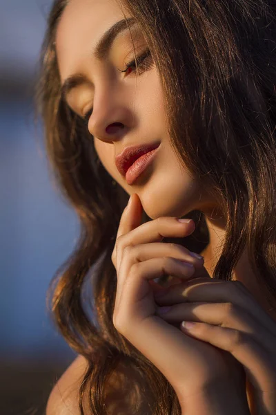 Güzel bir kızın yüzü.