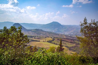 İtalya 'nın Marche ve Emilia Romagna bölgeleri arasındaki tarihi Montefeltro Düklüğü' nün tepeleri ve vadileri arasındaki Bukolik manzara..