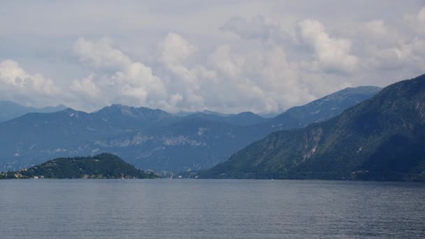 Como Gölü Nün Dağları Üzerinde Beyaz Bulutların Evrimi Hızlandı — Stok video