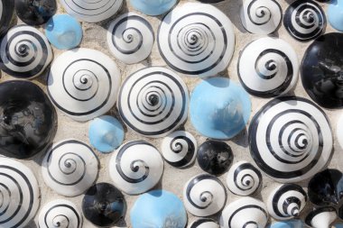 Mavi ve siyah külahlar arasındaki hipnotik etkinin siyah sarmalı olan beyaz konilerin sanatsal eseri..