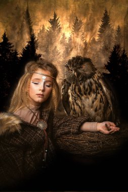 Kız ile bir baykuş boho tarzında. Boho chic hugs büyük baykuş